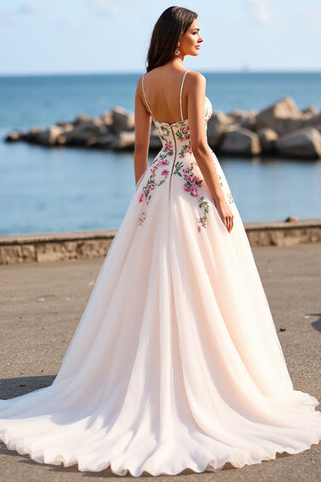 Robe de mariée en tulle blush une ligne boho brodé balayage traîne